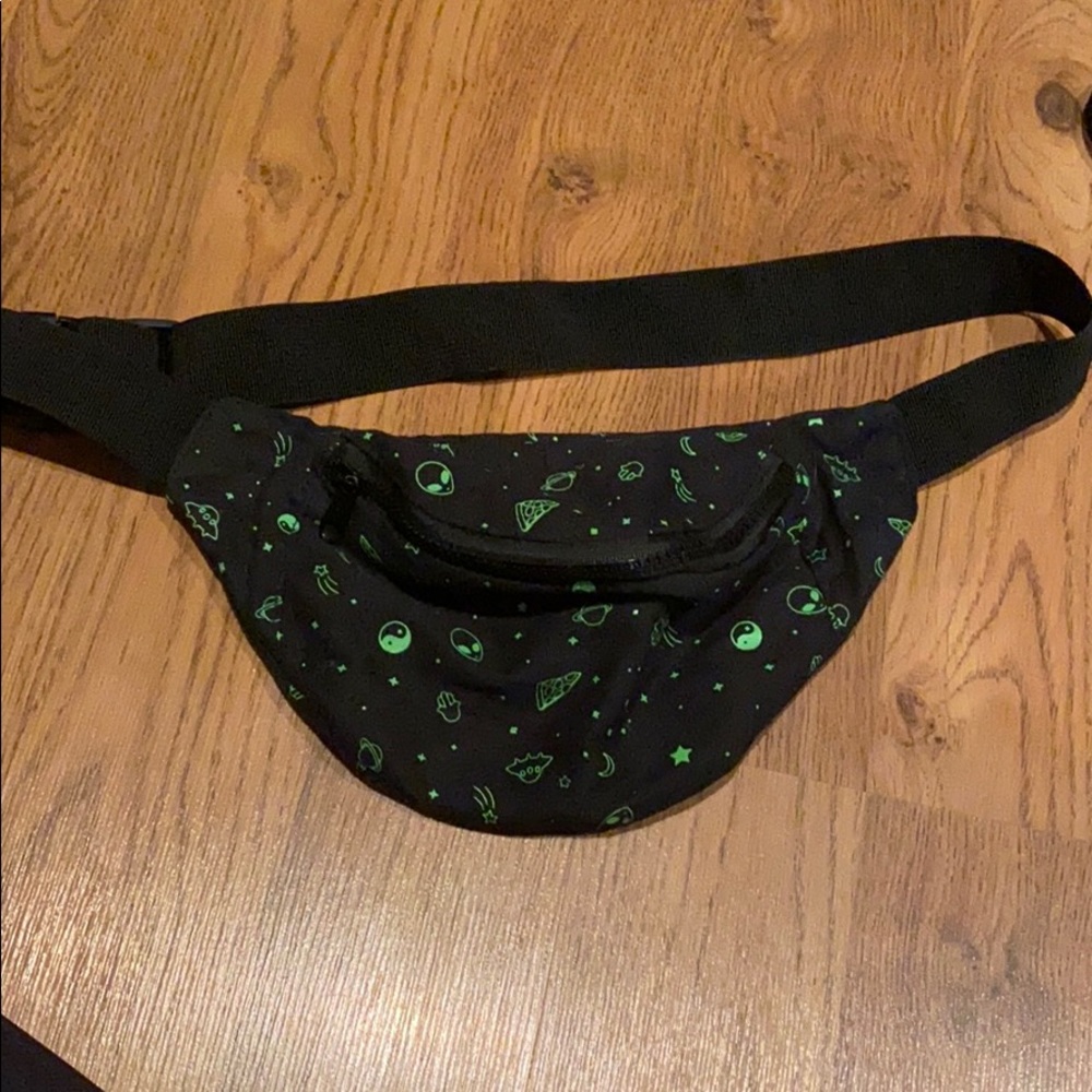 Alien style fanny pack